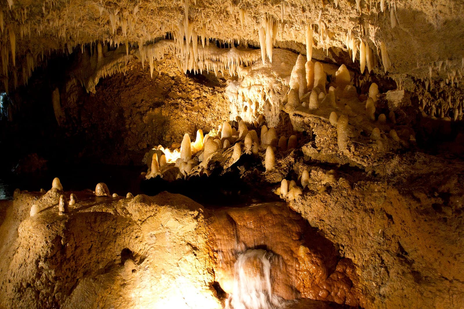 Сталактиты и сталагмиты в подземных залах пещеры Harrison's Cave на Барбадосе