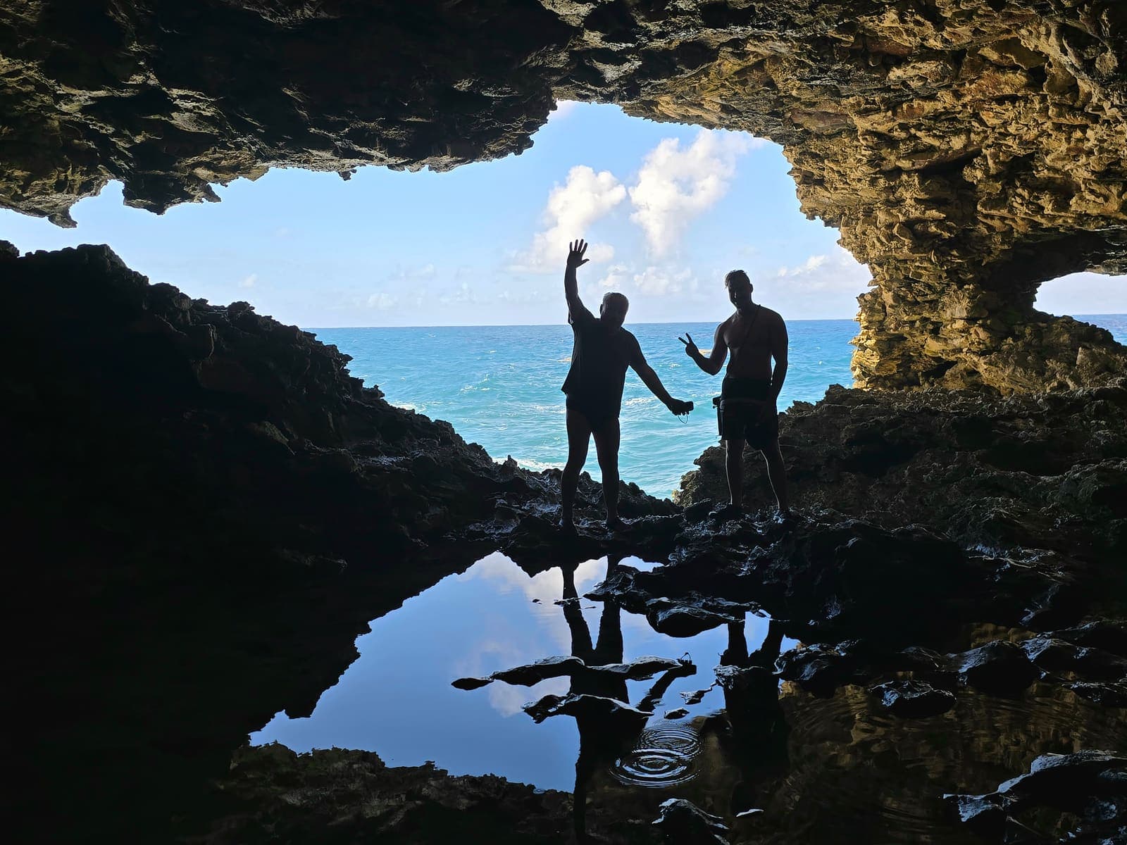 Природный бассейн в коралловой пещере Animal Flower Cave с видом на океан